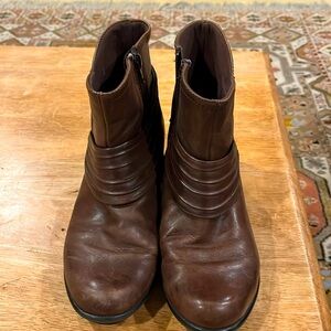 Clark’s woman short boots.
